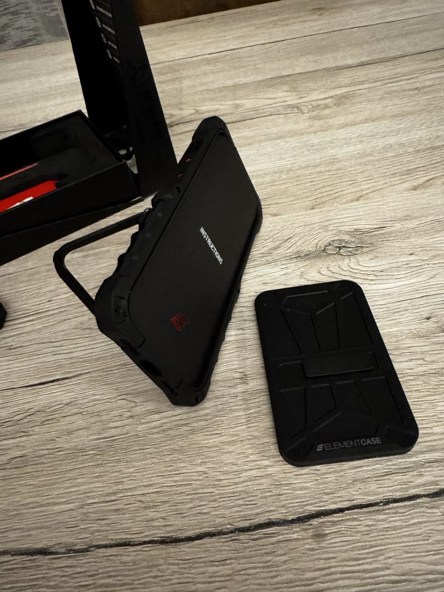 Cover & Protezioni schermo: Coque iPhone 14 /15 Pro Element Case Black Ops Neuf – Nuovo e nell'imballaggio originale da La Chaux de fonds venduto da car_f9yg 8