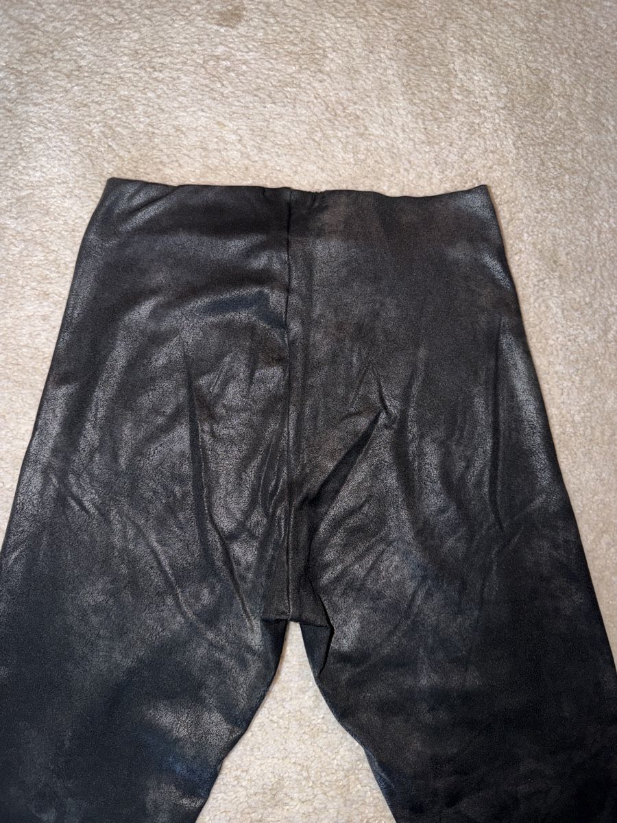Tezenis Leggings: Schwarze Leggings in Leder Optik – Usato da Niederuzwil venduto da Lisascloset 2