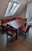 Eckbank mit Tisch und zwei Stühlen