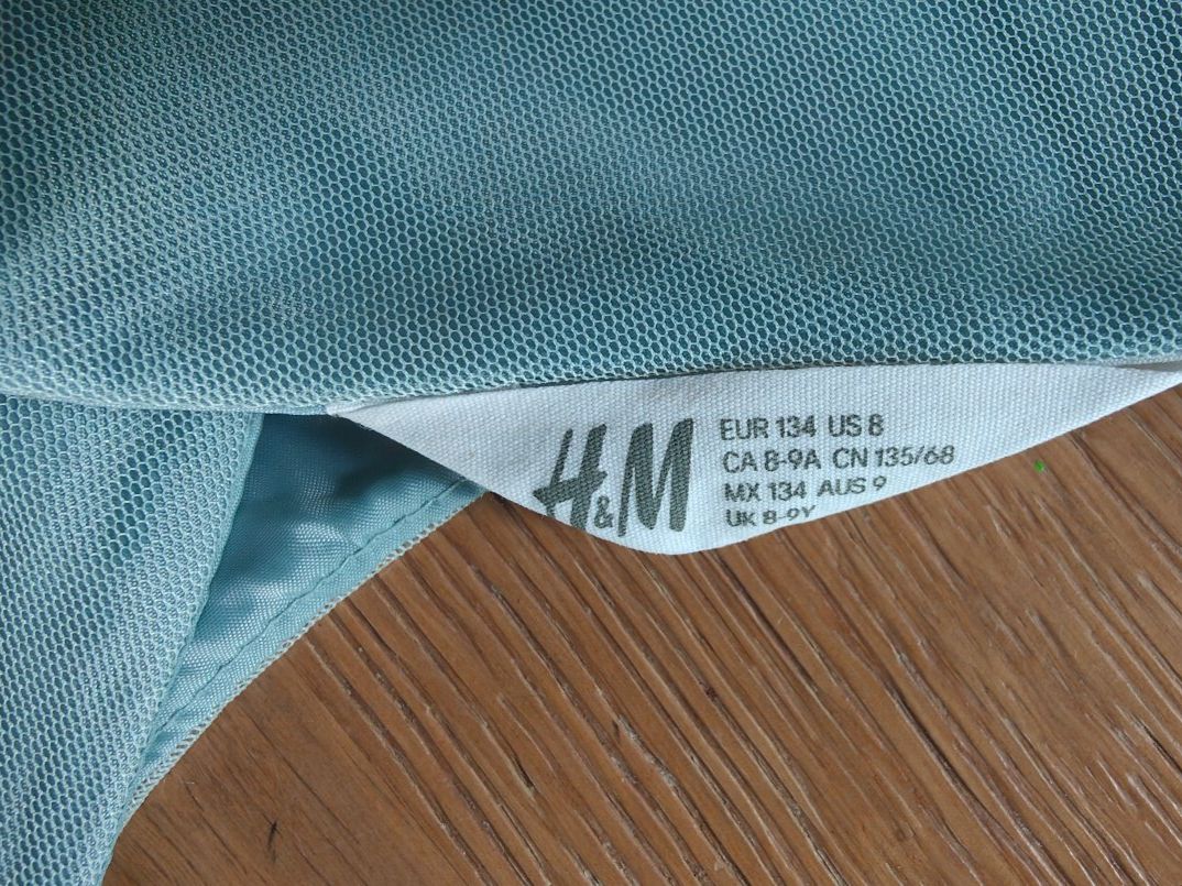 H&M Vestiti & Gonne: Paillettenkleid H&M Gr. 134 – Usato da Lostorf venduto da prikyb 2