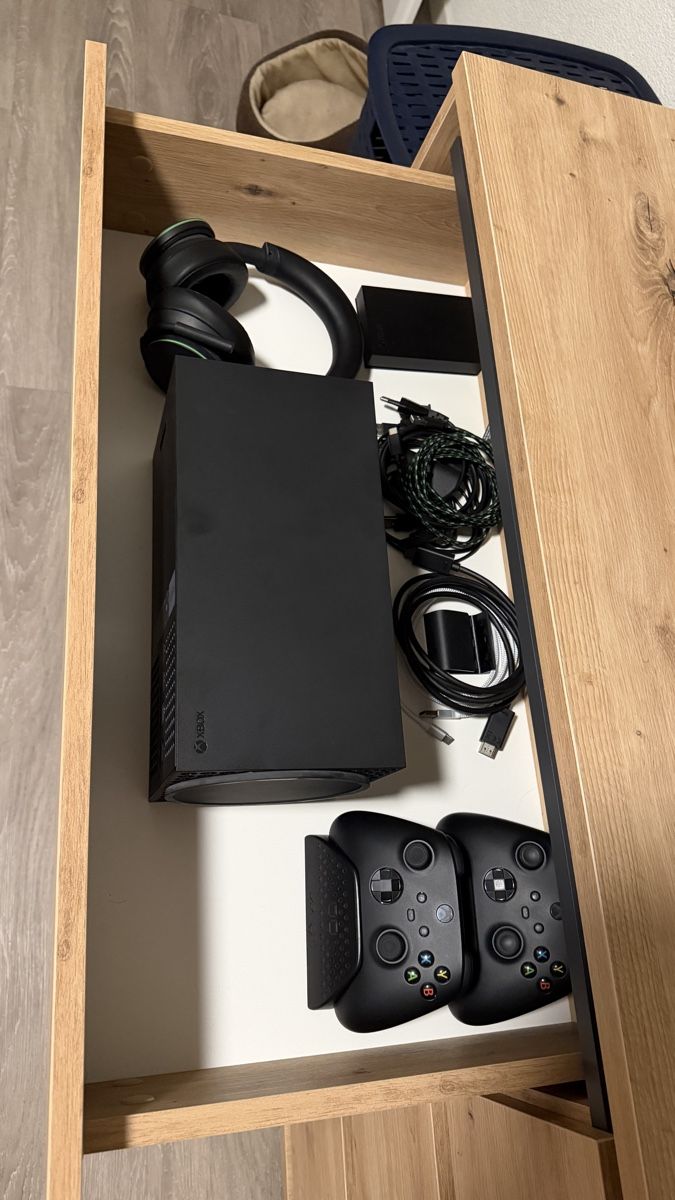 Microsoft Console: Xbox Series X 1 TB + 2 Controller + Seagate 4 TB Game Drive – Nuovo (secondo la descrizione) da Koblenz venduto da Lxrs 1