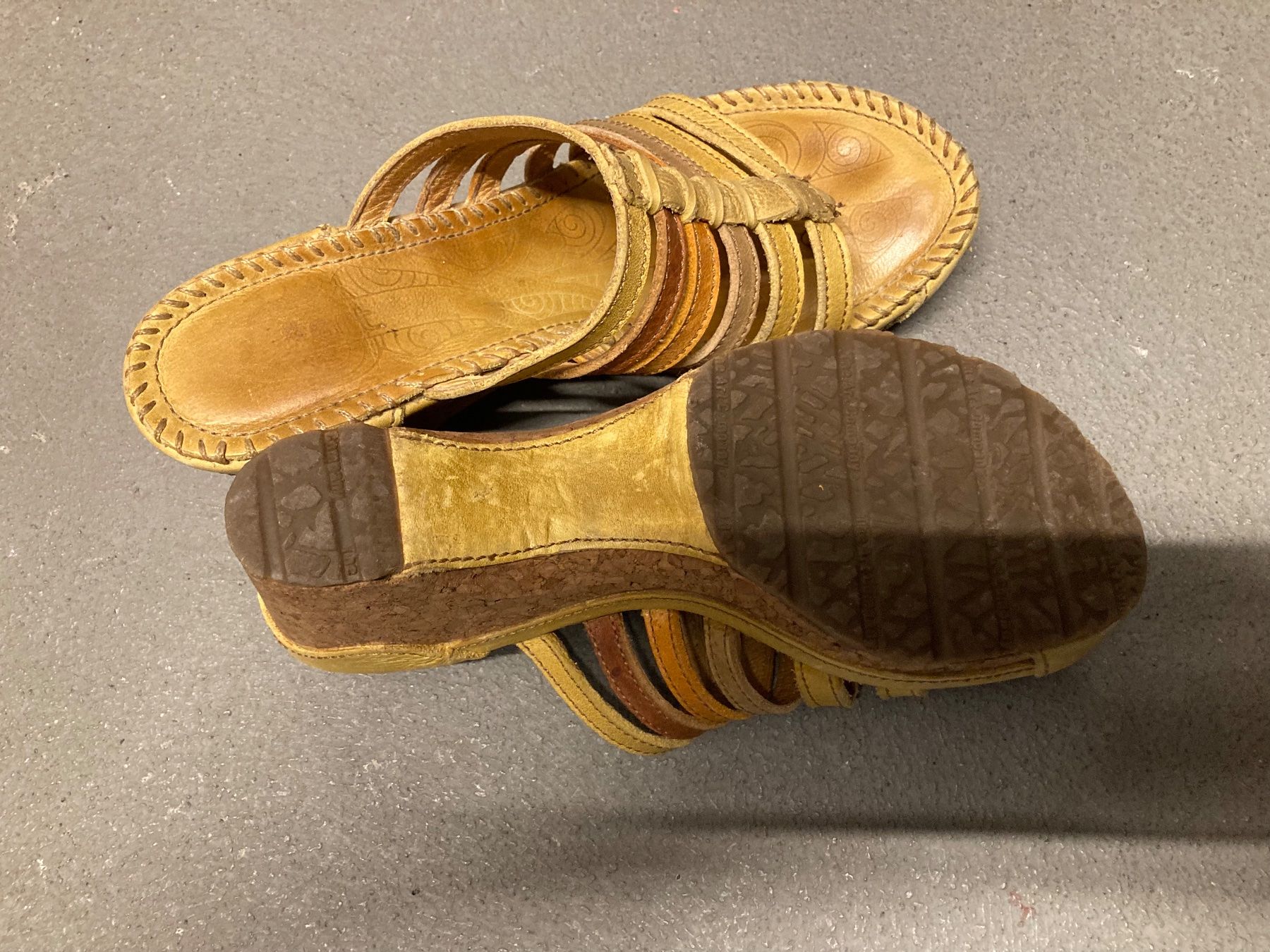 Damenschuhe: Pantoletten Grösse 37 – Gebraucht aus Ennenda von OMJAMA 1
