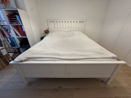 Bettgestell mit Lattenrost und Matratze