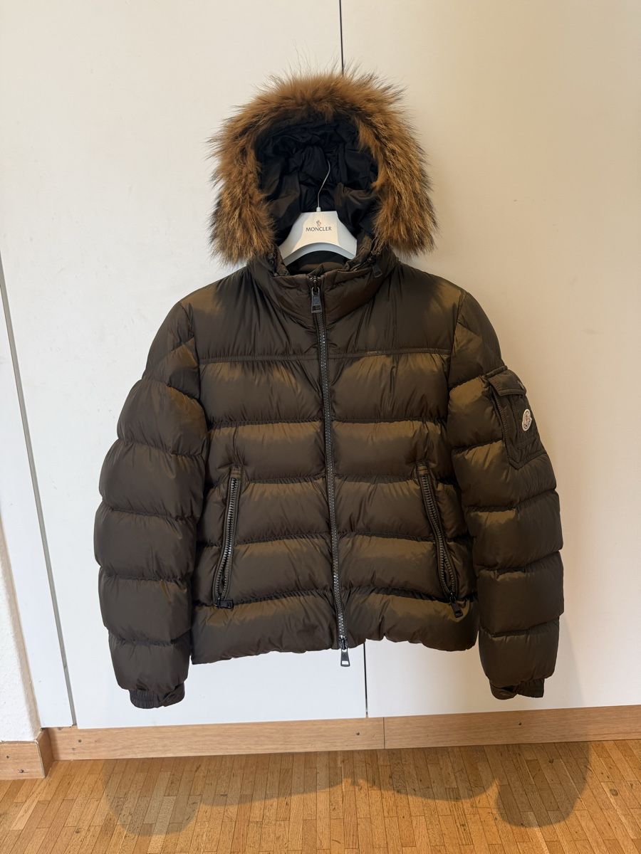 Moncler Giacche: Moncler Khaki Down Jacket Coyote Fur – Nuovo (secondo la descrizione) da Genève venduto da SG_73 1