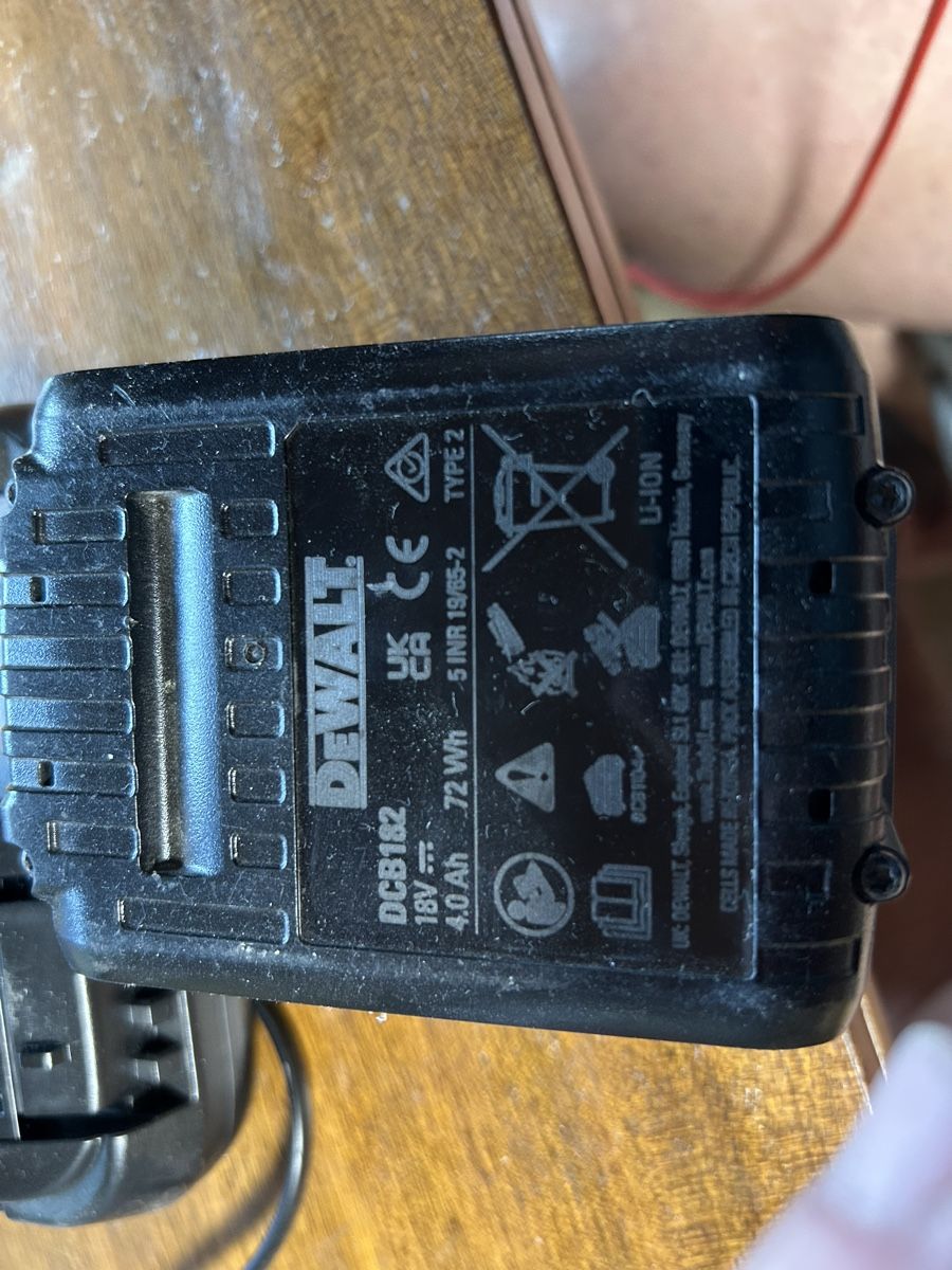 Dewalt Caricatori & Batterie: Ladegerät DeWalt DCB1104 mit Akku DCB182 4Ah – Usato da Frümsen venduto da Yogi1973 2