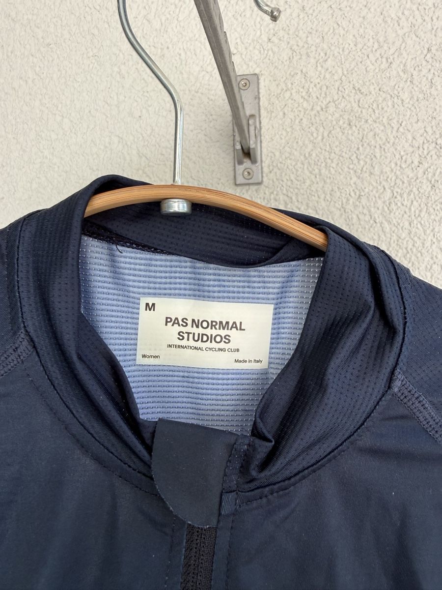 Pas Normal Studios Canottiere & Pantaloni: PNS navy short-sleeve jersey – Usato da Benglen venduto da car_nct9 2