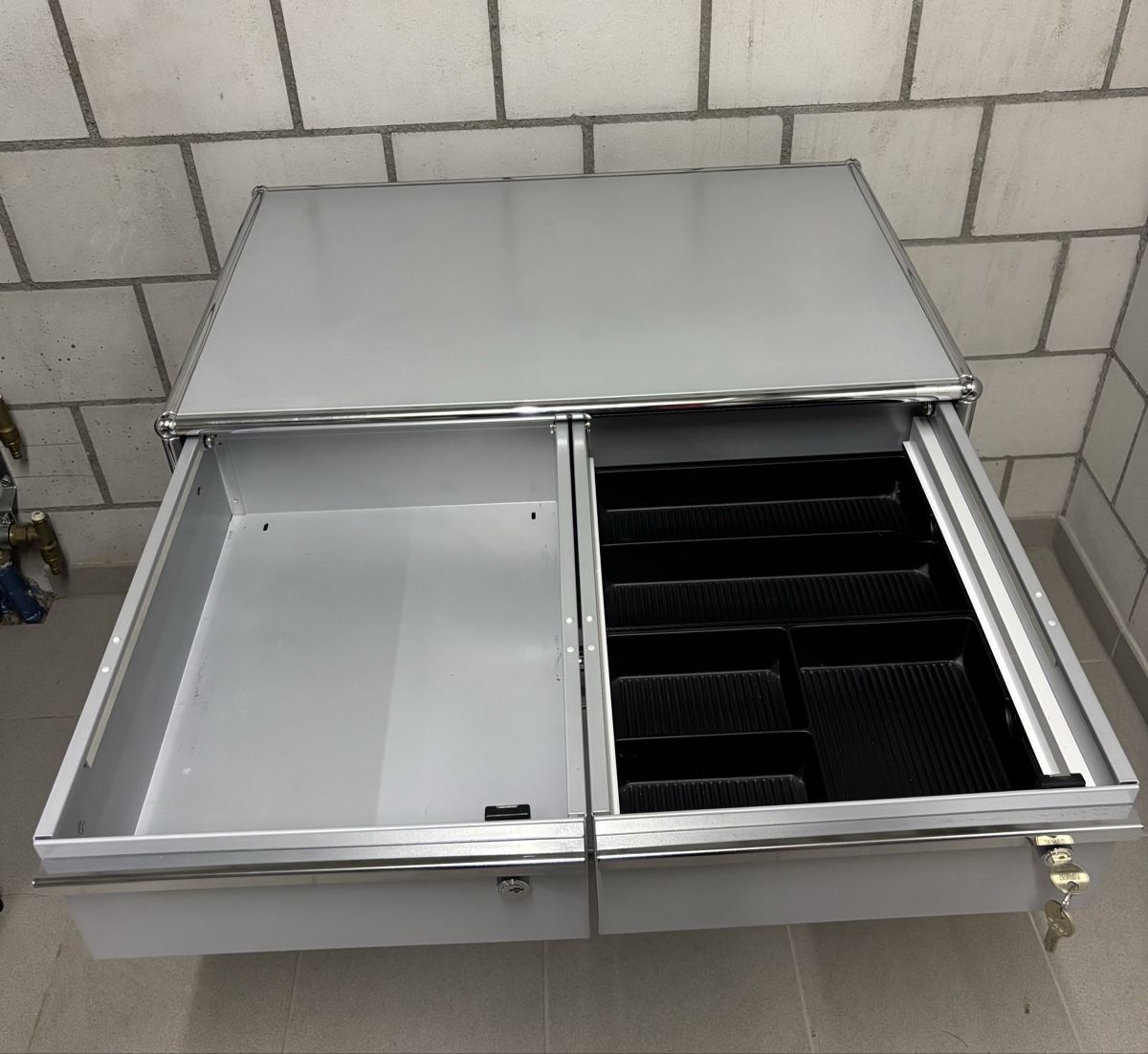 USM Cassettiere: USM Haller Multifunktionsmöbel, Lichtgrau, top Zustand! – Usato da Bolligen venduto da Kastanienmann 3