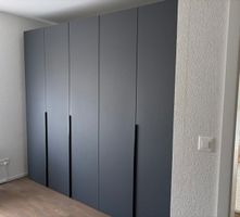 Drehtürenschrank mit 2 Kommoden als Schrankinsel