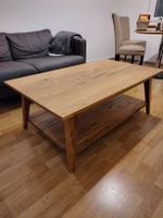 Massiver Couchtisch / Salontisch aus Holz mit grosser Ablage