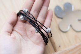 Bracelet noir avec perles brillantes