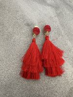 Elegante rote Quastenohrringe mit funkelnden Steinen