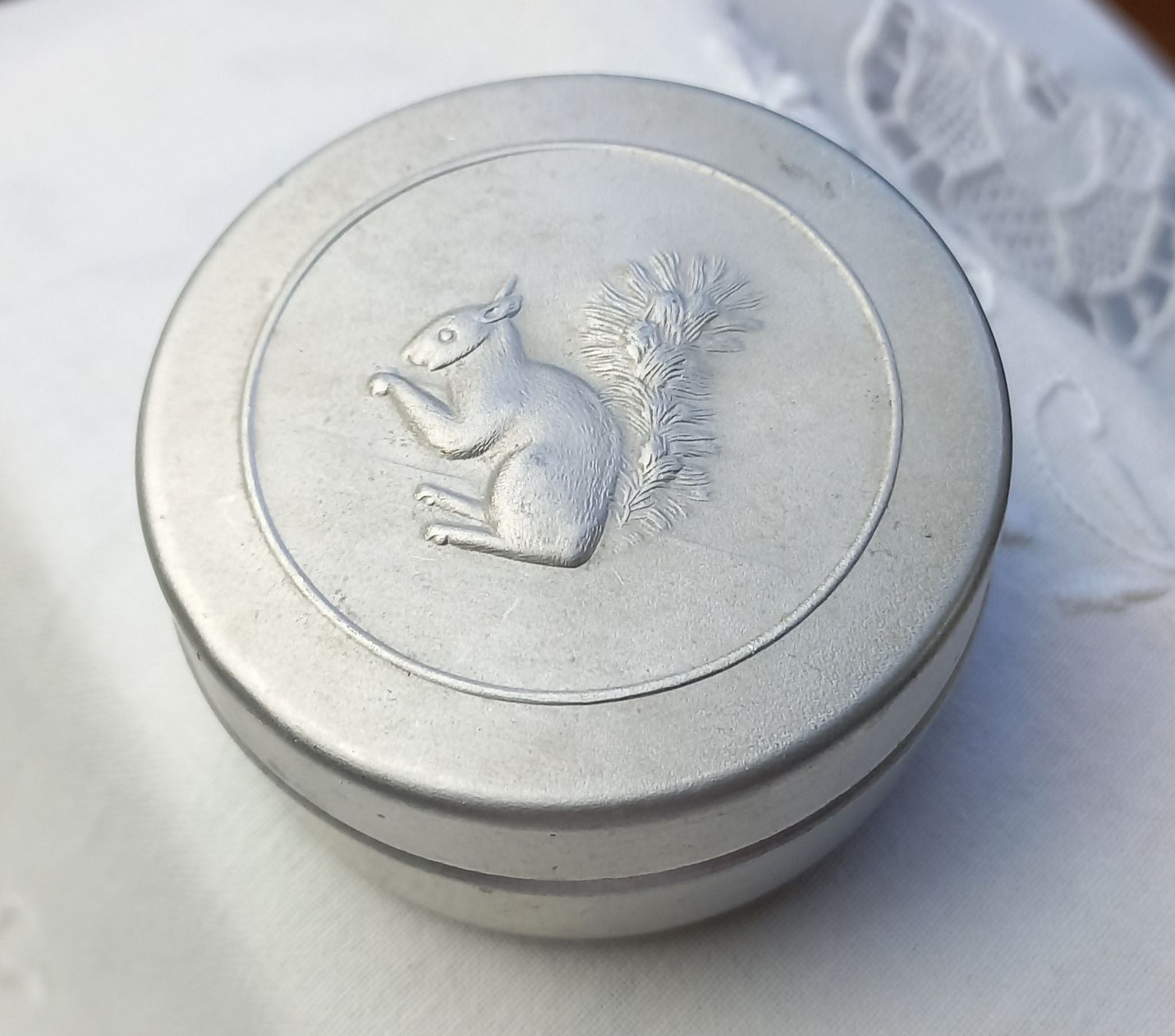 Altro in Decorazioni & Accessori: Antike Dose mit Eichhörnchen für Briefmarken einfeuchten. – Usato da Buchs AG venduto da Dzirul 4