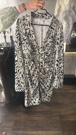 Robe noire et blanche imprimé animal courte, taille S. Parfa