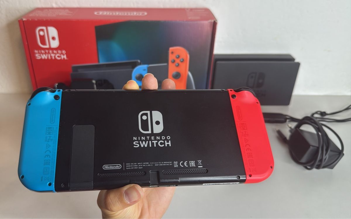 Nintendo Console: Nintendo Switch Console - with screen protector and box! – Usato da Ehrendingen venduto da bubulence 3