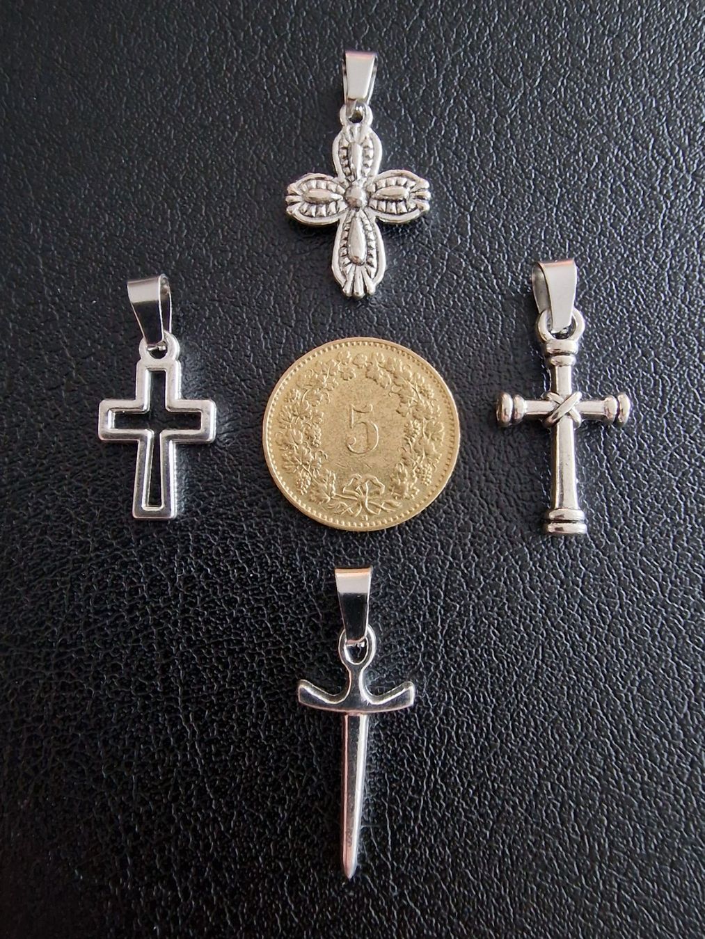 Ciondoli: 4 croix argentées, + trèfle à 4 feuilles – Nuovo e nell'imballaggio originale da Puidoux venduto da mic_c2fh