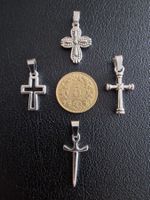 4 croix argentées, + trèfle à 4 feuilles