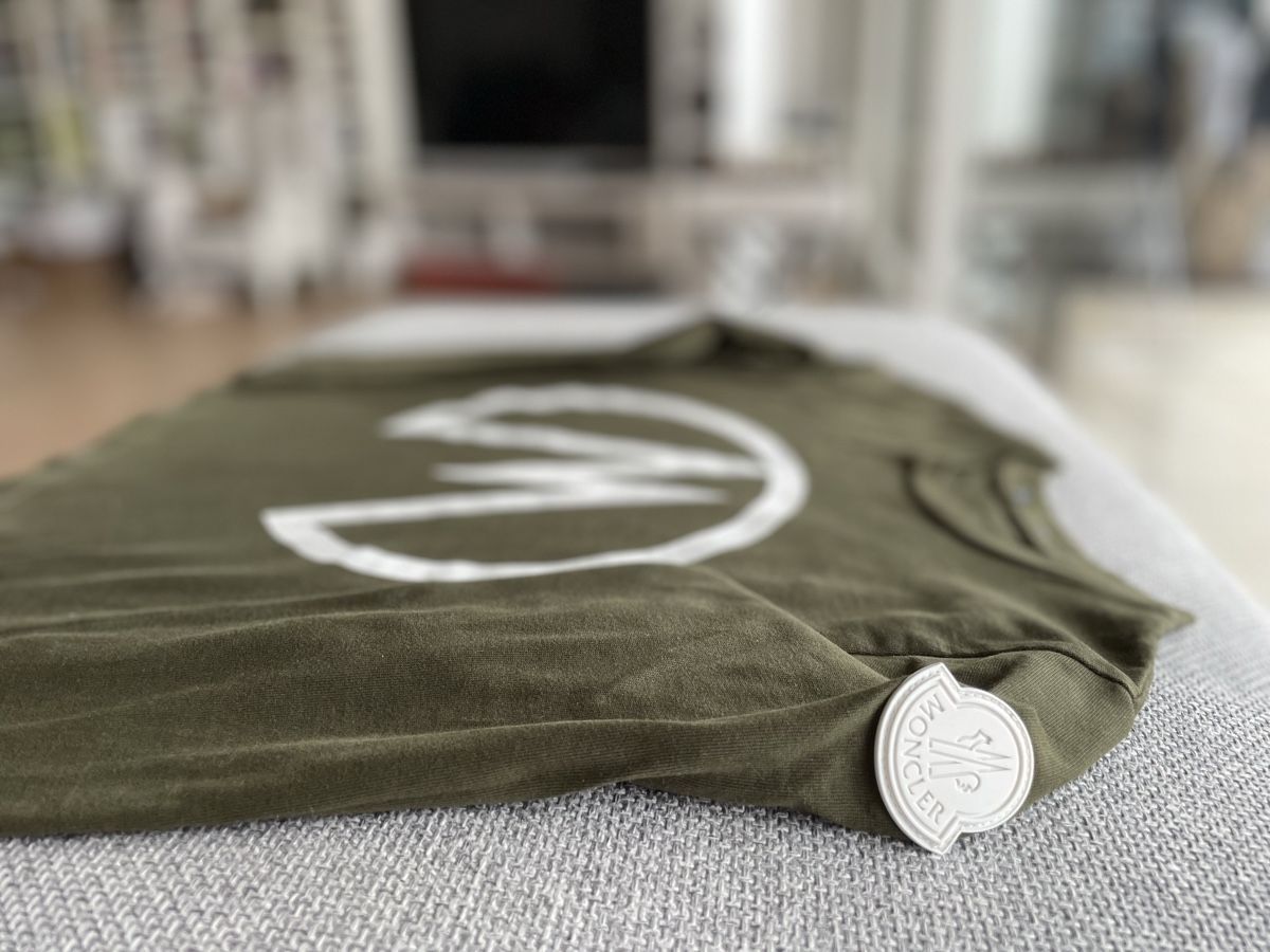 Moncler T-Shirts: Moncler shirt 8Y – Gebraucht aus Lausanne von Jarosz 1