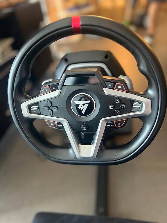 Thrustmaster Manettes: Gaming-Lenkrad mit Halterung und Sitzt – D'occasion à Zug par tir_r2nd 1