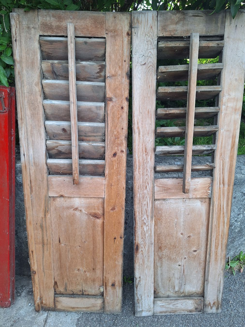 Tutte le decorazioni: Deko-Set: 2 Wagenräder und 3 Fensterladen – Usato da Affeltrangen venduto da Salz-Pfeffer 6