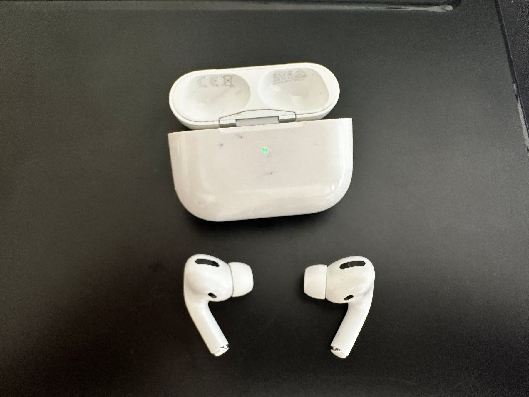 Apple Cuffie: Apple AirPods Pro 1. Gen + Ladecase – Difettoso da Zürich venduto da BimmerM