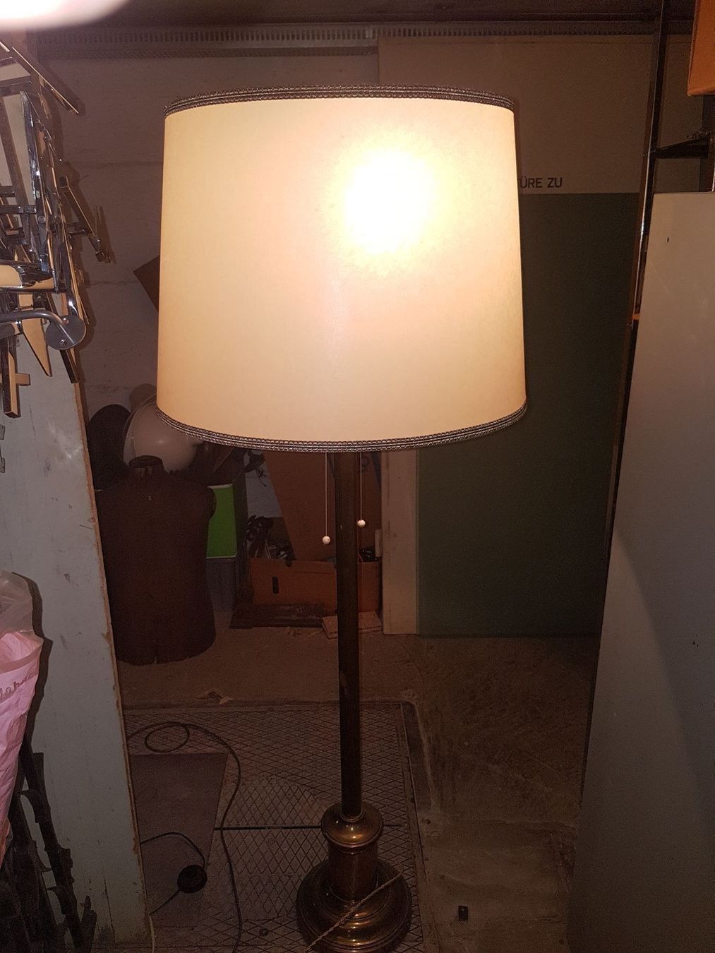 Lampade: Stehlampe, Messing, mit Lampenschirm – Usato da Basel venduto da Jcva 4