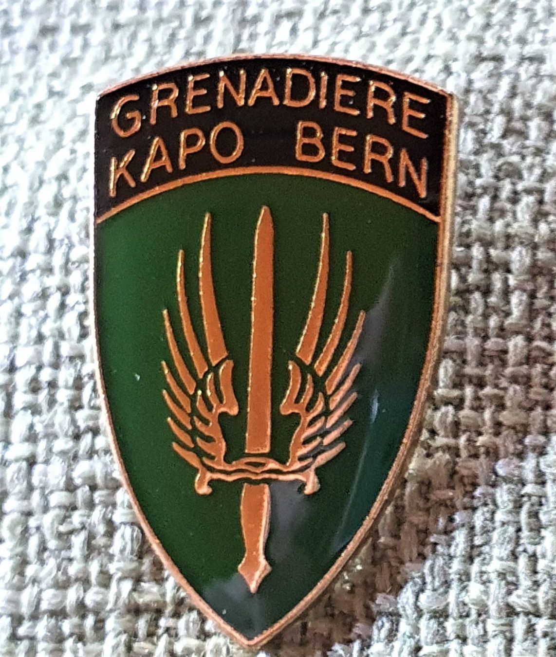 Plaketten & Abzeichen: E261 - Pin Grenadiere KAPO Polizei Bern – Gebraucht aus Reinach BL von Boston-Verkauf 1