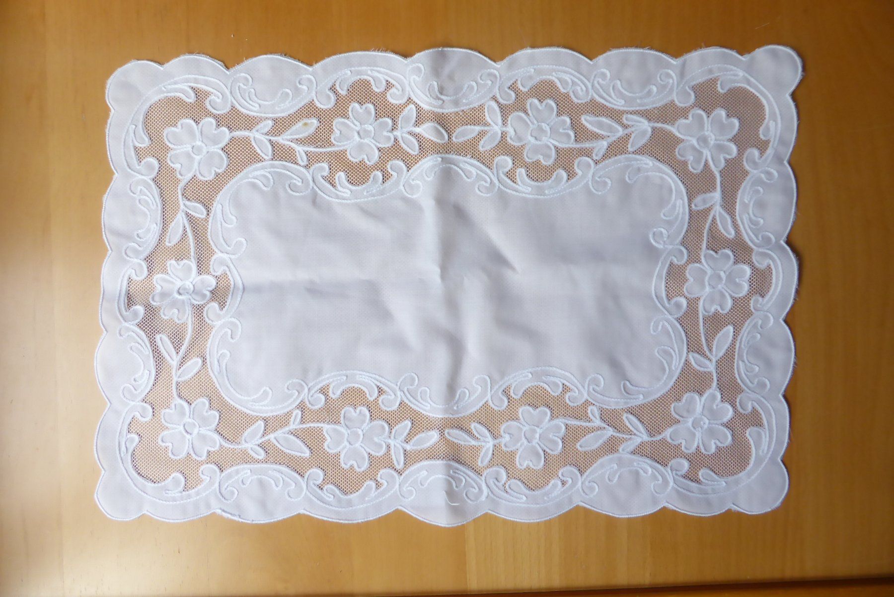 Tessuti: Altes Spitzendeckeli  weiss 30 x 44 cm – Nuovo (secondo la descrizione) da Brunnadern venduto da pinkfaden