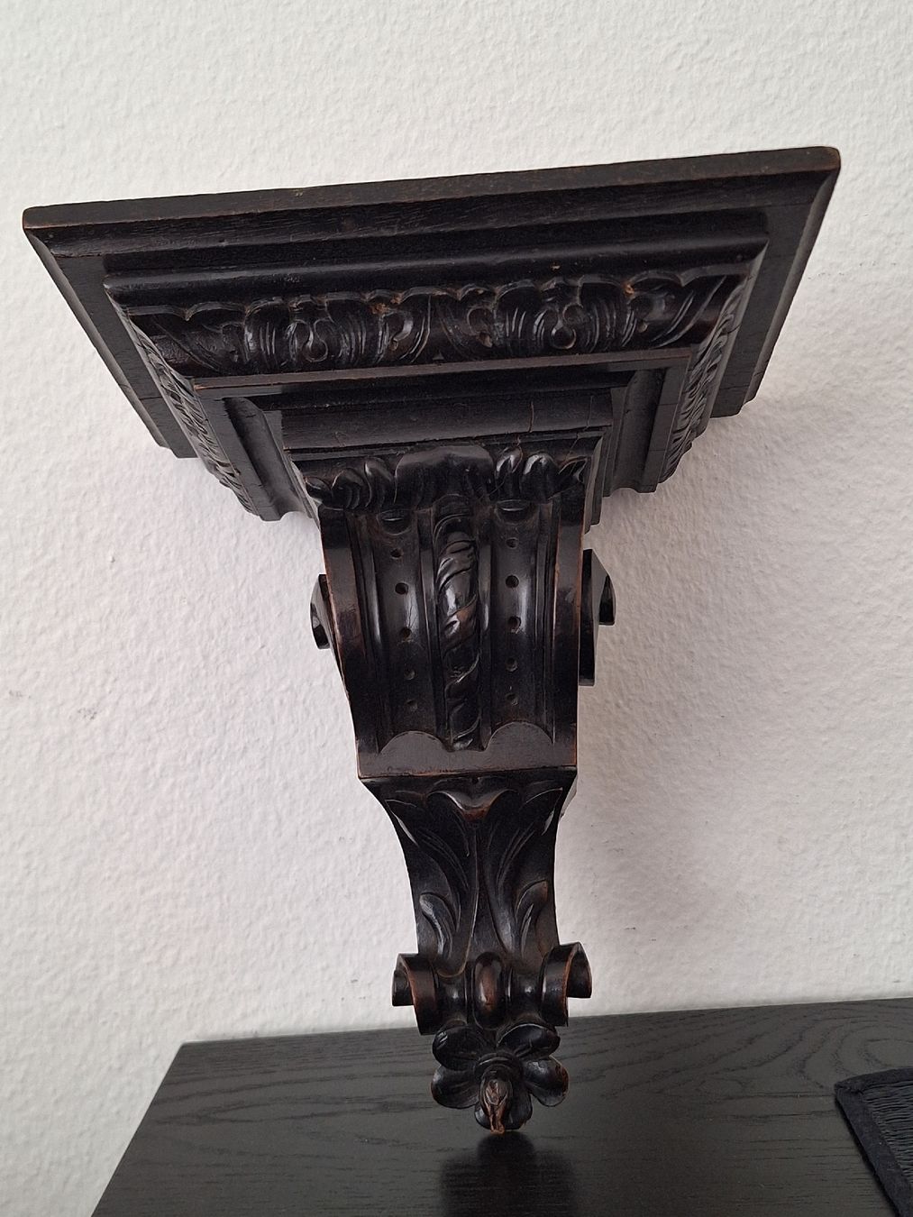 Articoli in legno: Wandkonsole geschnitzt Holz dunkel antik  – Usato da Winterthur venduto da juszku 1