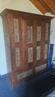 Antiker Bauernschrank mit floraler Bemalung