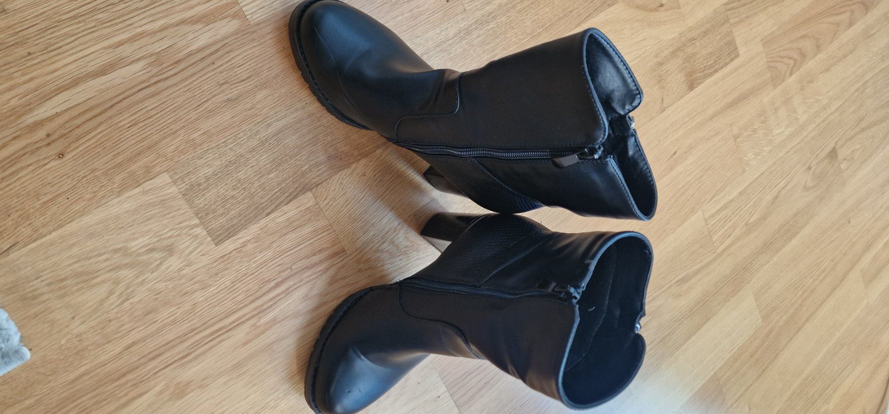 Scarpe da donna: Schwarze Winterstiefeletten, , Grösse 37 – Usato da Riehen venduto da gagi087