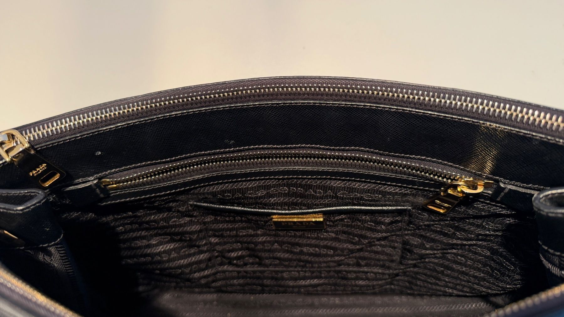 Prada Taschen für Damen: PRADA Handtasche Nero – Top Zustand – Gebraucht aus Zürich von MindWork66 5