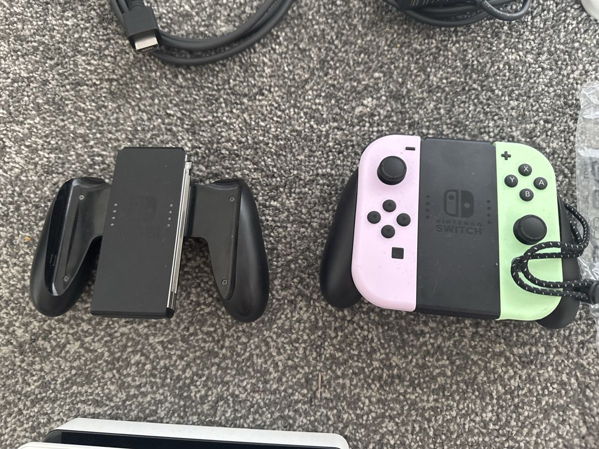 Nintendo Console: Nintendo Switch OLED mit 4 joycons + Mariokart 8 – Usato da Oberuzwil venduto da YoungDusty 2