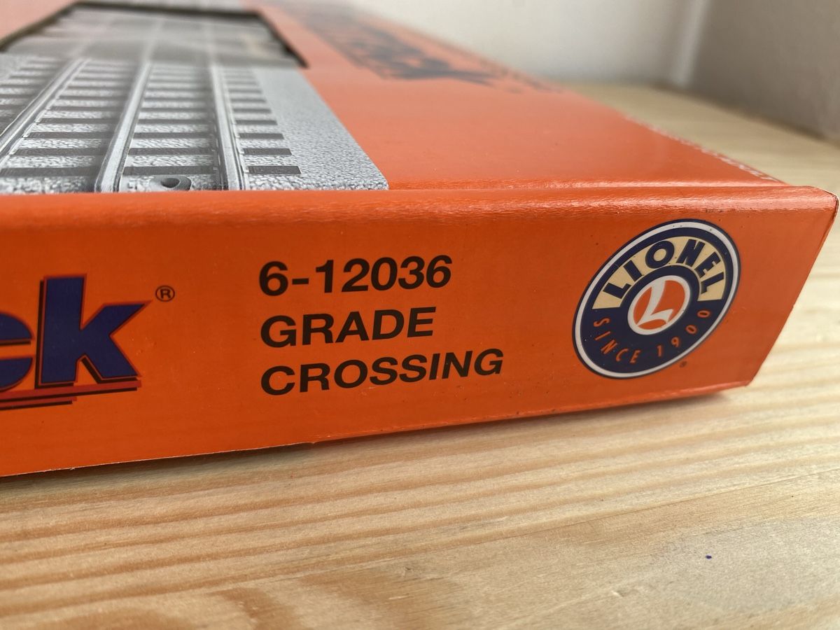 Lionel Modellini di ferrovie: Lionel Fastrack Grade Crossing 6-12036 – Nuovo e nell'imballaggio originale da Luzern venduto da fairflip 2