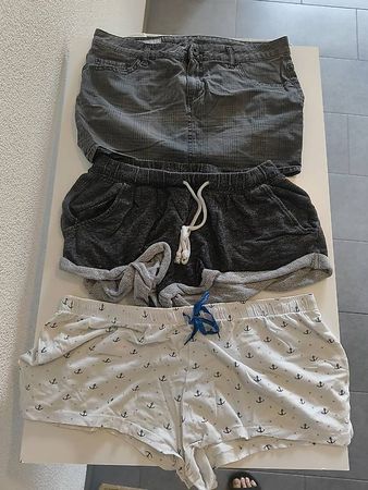 2x Shorts und 1x Rock Gr. 36