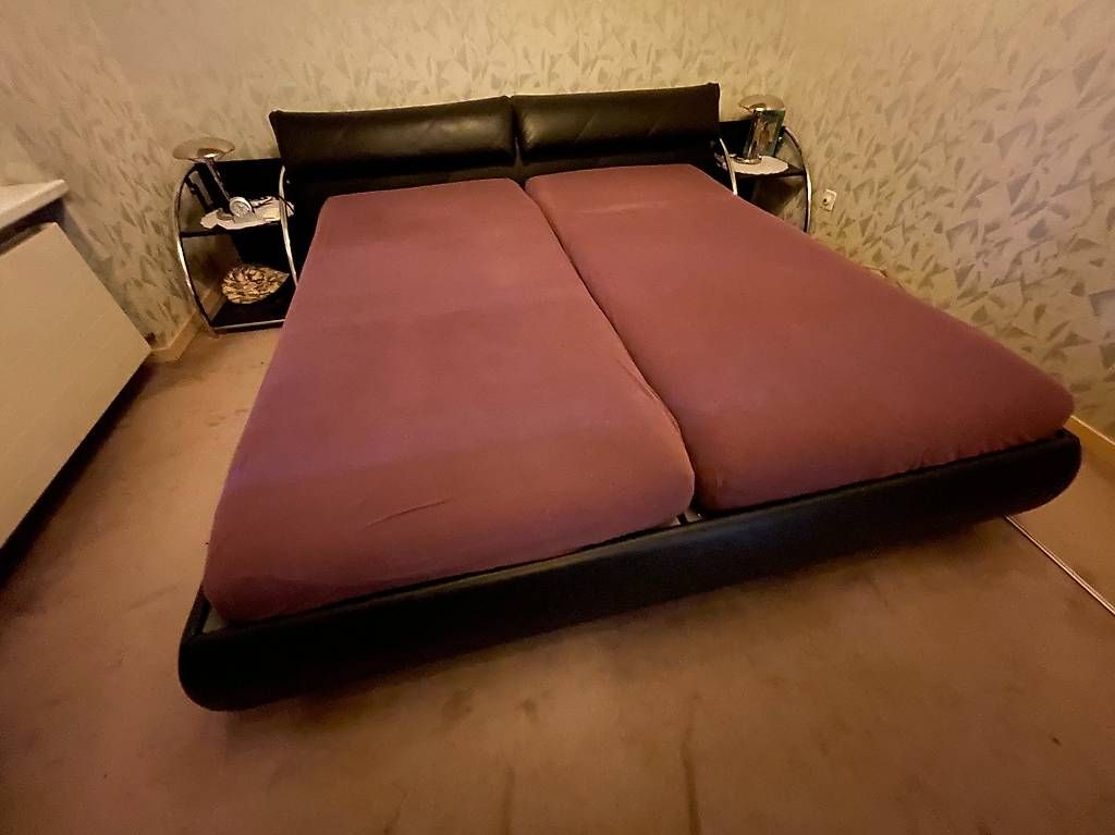 Lits: Doppelbett mir Leder – D'occasion à Winterthur par Erich48