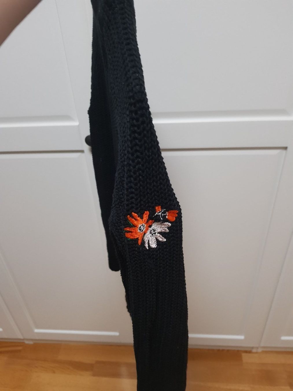 Pullover & Sweatshirts: Schwarzer Pullover mit Blumenmuster, Gr. M – Gebraucht aus Arlesheim von Eli_77 2