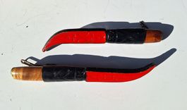 Zwei nordische Messer mit Holzgriff und Scheide