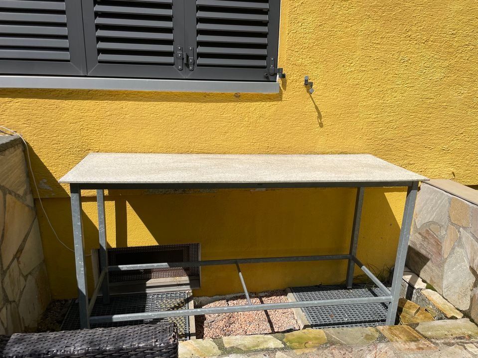 Allestimento di negozi e stand fieristici: Marmor Theke Bar Lounge Tisch (schwer) – Usato da Bergdietikon venduto da antovale