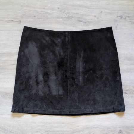 Jupe en daim noir, L