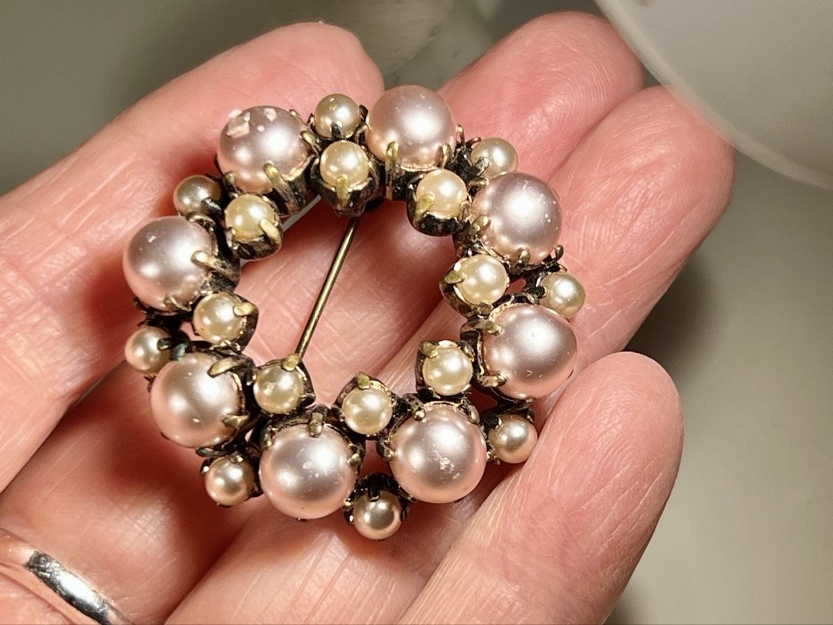 Spille & Fermagli: Broche vintage avec perles rose et crème – Usato da Genève venduto da DELIRBEADS 2