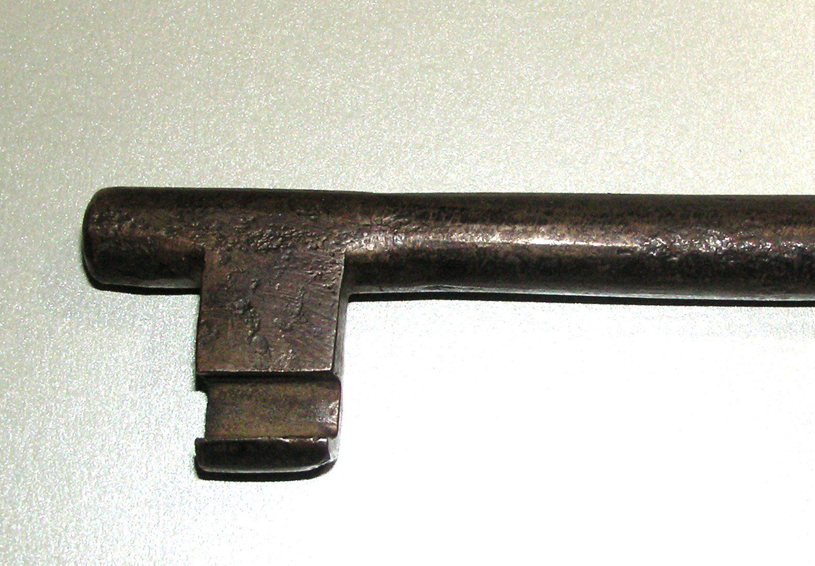 Chiavi: Grosser geschmiedeter Schlüssel – Usato da Grenchen venduto da Antique-hunter 3