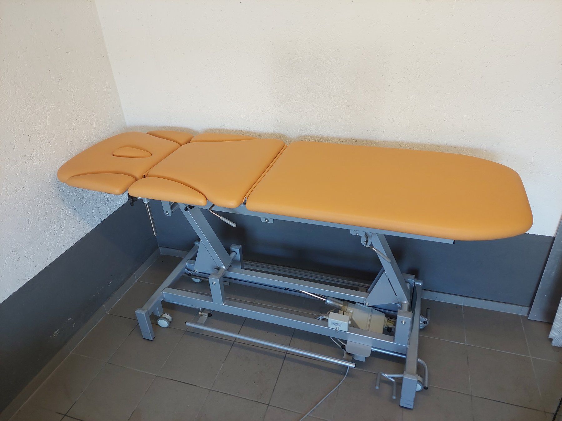 Lettini & sedie per cosmetici: Massageliege, Therapieliege, Praxisliege – Usato da Ricken SG venduto da Bobo66 1
