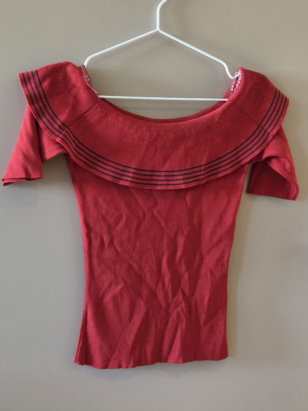 T-Shirts: Rotes Carmen-Shirt Gr. S, Offshoulder Look – Gebraucht aus Emmen von GrabandGo 3