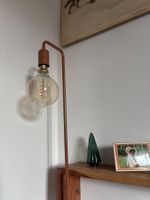 Stehlampe mit Sockel aus Kupfermetall und Marmor