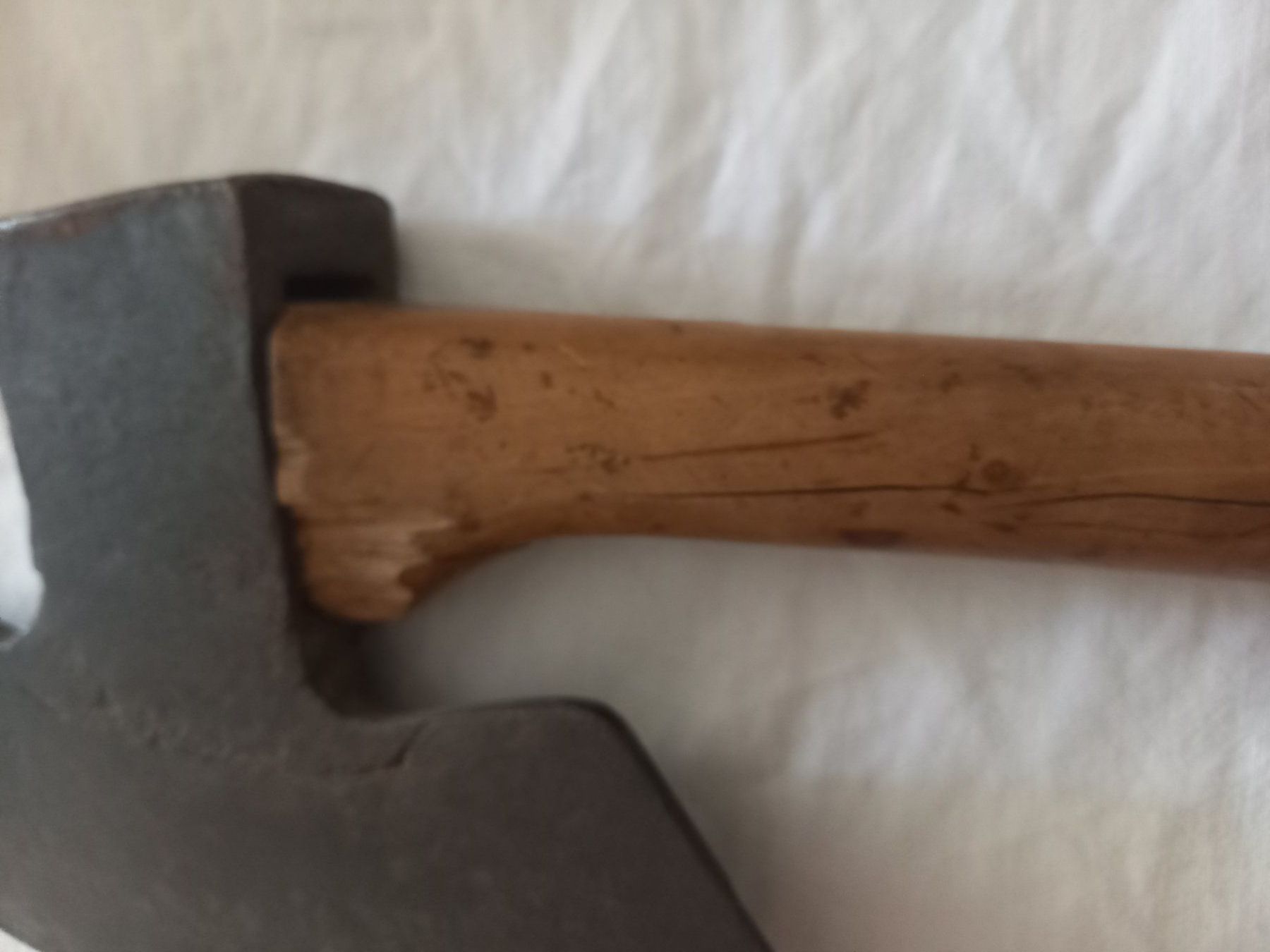 Tutti gli attrezzi: Doloire, hache ancienne de charpentier – Usato da Rossens FR venduto da Souris1 2