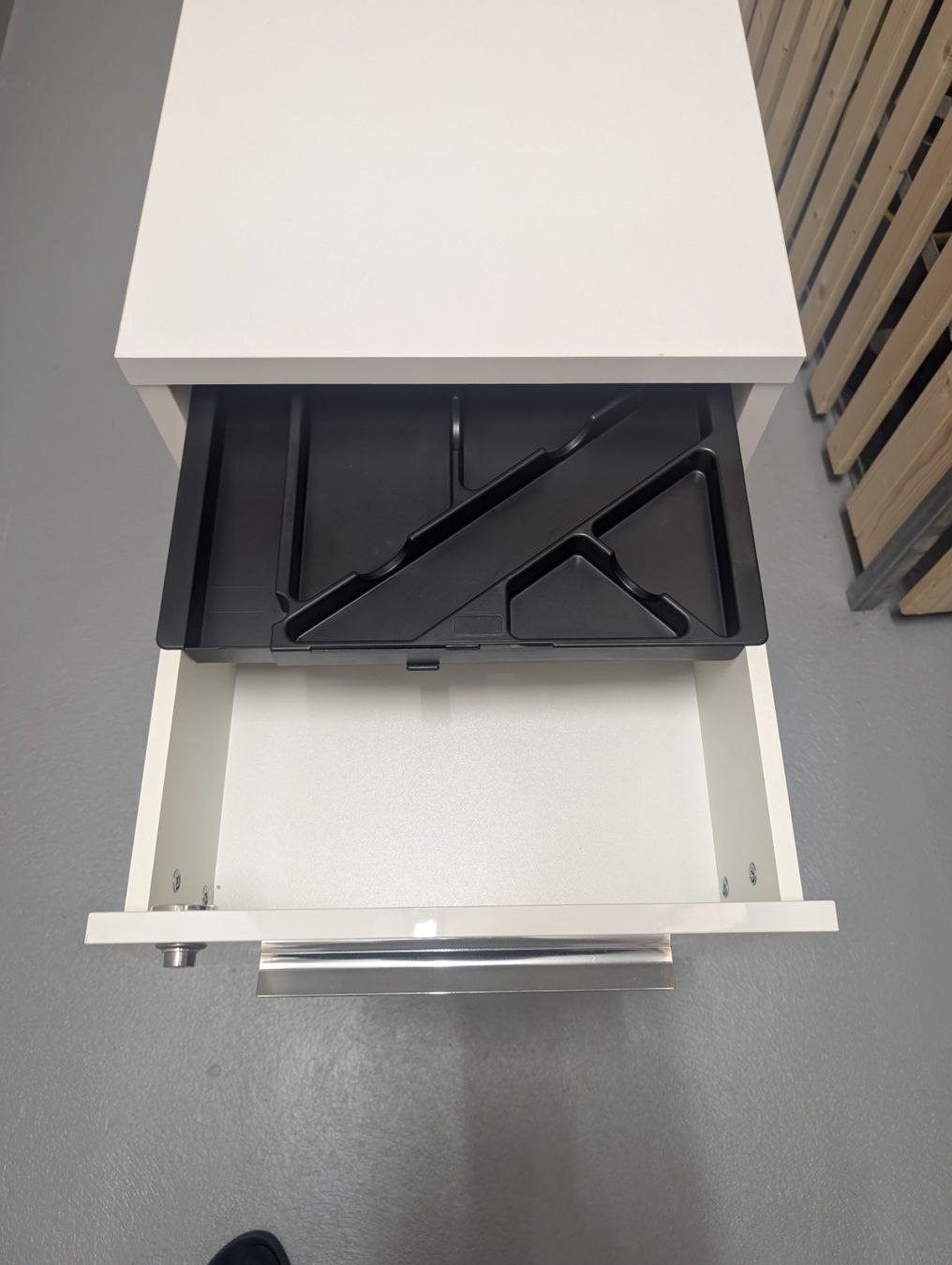 Eléments de bureau: Weisser Rollcontainer mit 3 Schubladen, abschliessbar. – D'occasion à Wohlenschwil par woimgruenen 2
