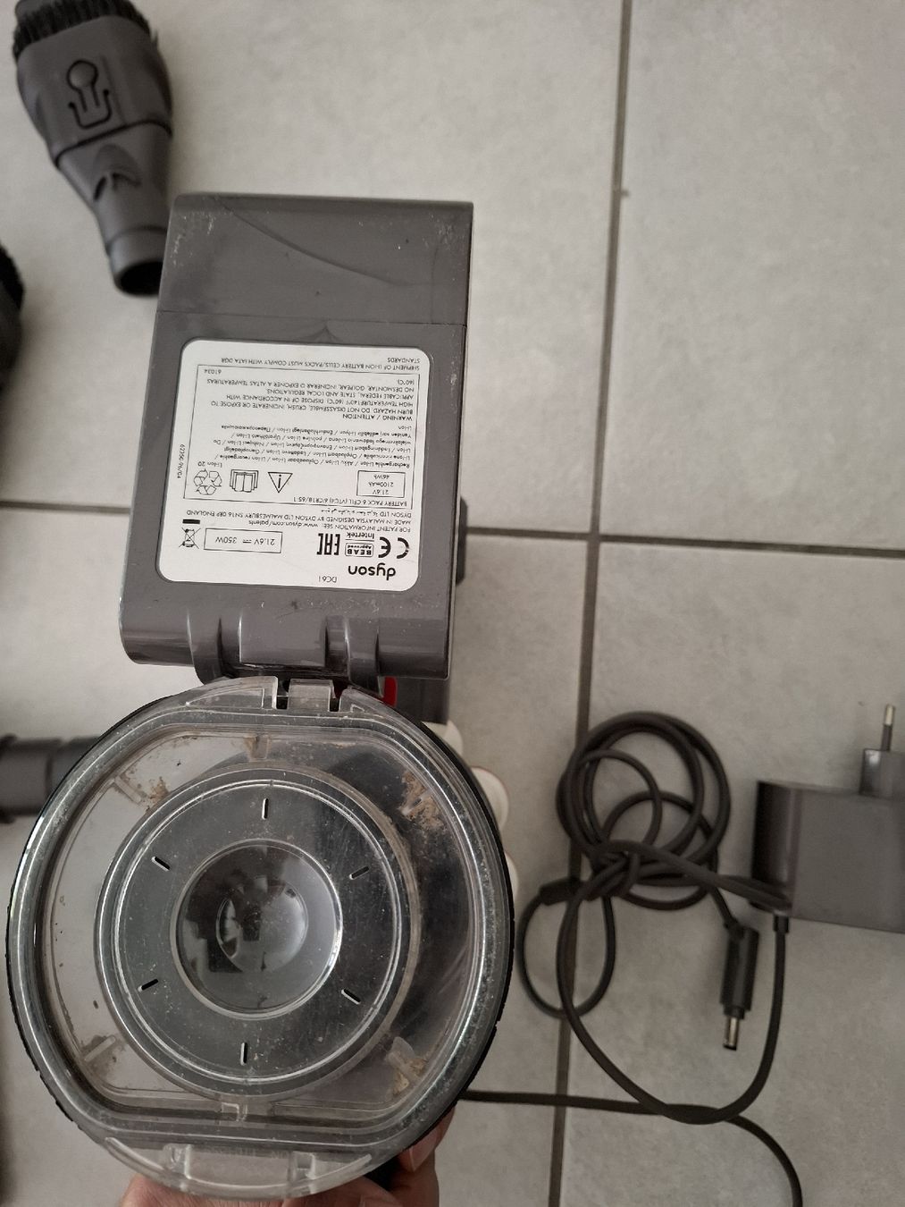 Dyson Aspirapolveri & Accessori: 2x Dyson V6  – Usato da Fully venduto da Taaat 7