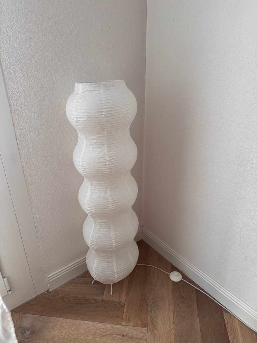 H&M Lampade: Stehlampe Papier weiss Lampe – Usato da Luzern venduto da maarteii