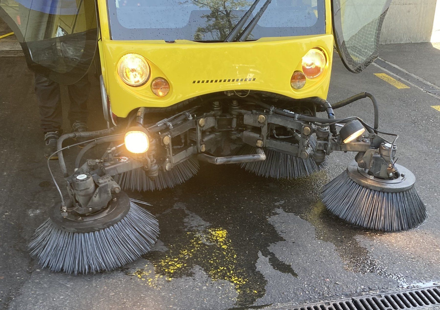 Kärcher Tutte le macchine: KÄRCHER MC 150 Strassenreinigung – Usato da Arbon venduto da Saemis 5