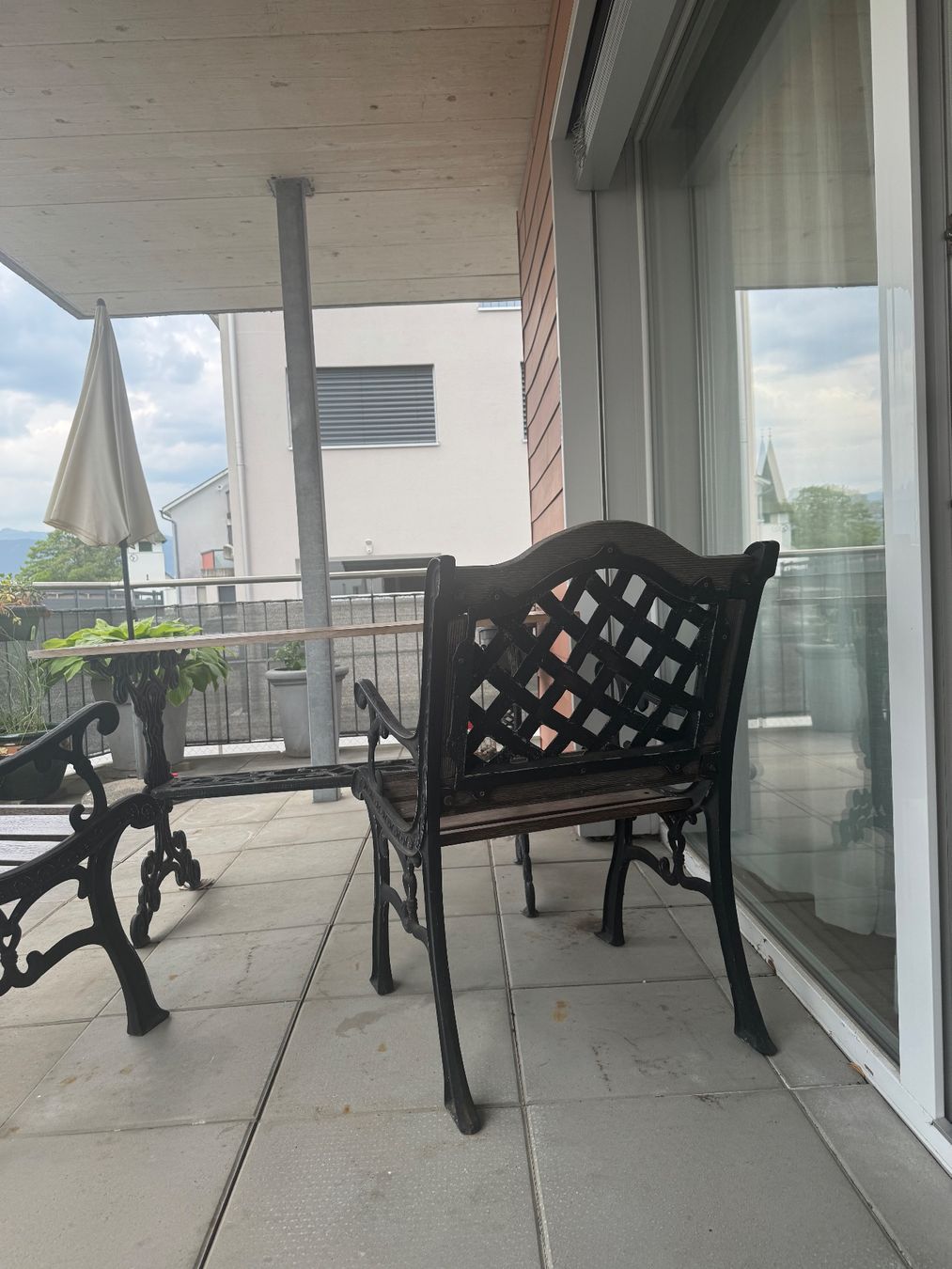 Set di tavolo e panche: Altes Gusseisen Terrassenmöbelset – Usato da Oberriet SG venduto da valentinmattle 3